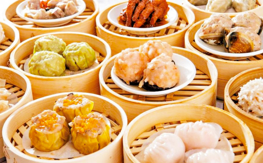 於酒店內帝軒宴會廳，品嚐小食/點心/粉麵等等，有30款小食及點心任點 ! 例如: 鮑汁炆鳳爪、潮式鹹菜豬肚、香麻手撕雞、五香鹵牛展、佛山燻蹄等等（安排一起報名的團友一同用餐）