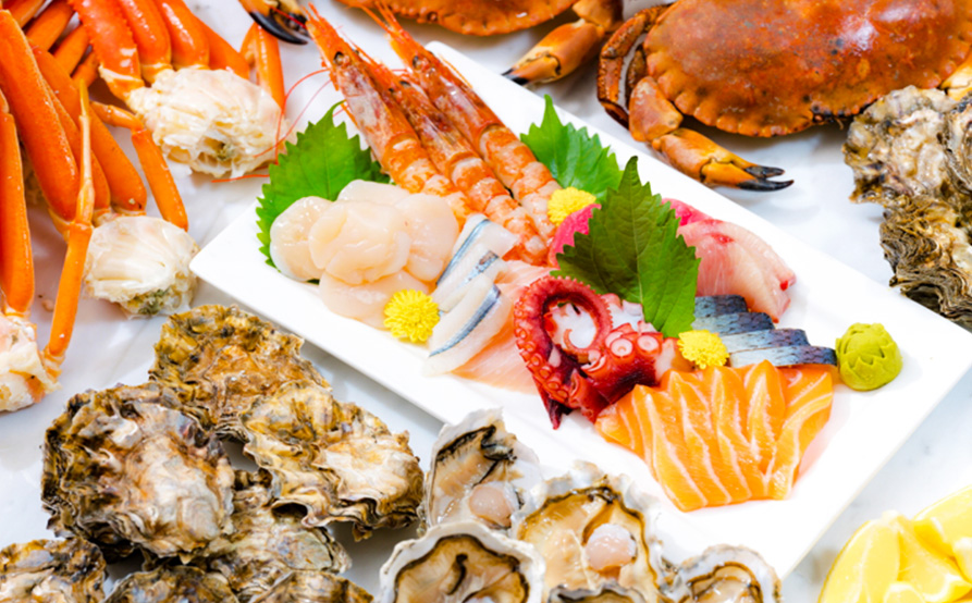 多款美食: 生蠔、蟹腳、麵包蟹、燒加拿大有骨牛肉、串燒、熱盤、刺身、壽司、沙律、雪糕、甜品等等 (以酒店當天供應為準)